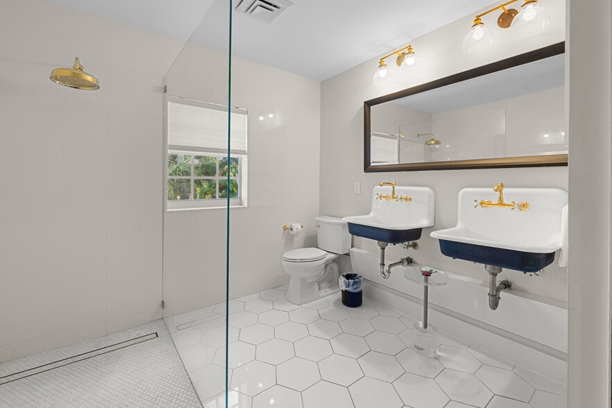 More Photos Of 1608 Lake Ave, West Palm Beach Hotel For Sale