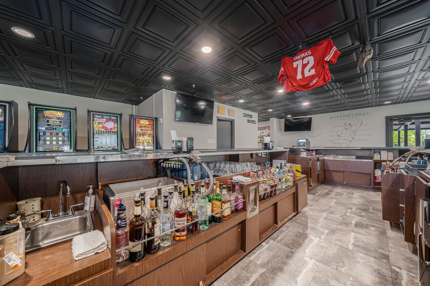 More Photos Of 689 Broadway, Berlin Restaurant For Sale