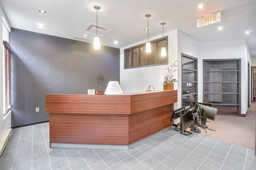 More Photos Of 164 Rue Notre-Dame E, Montréal Office For Sale