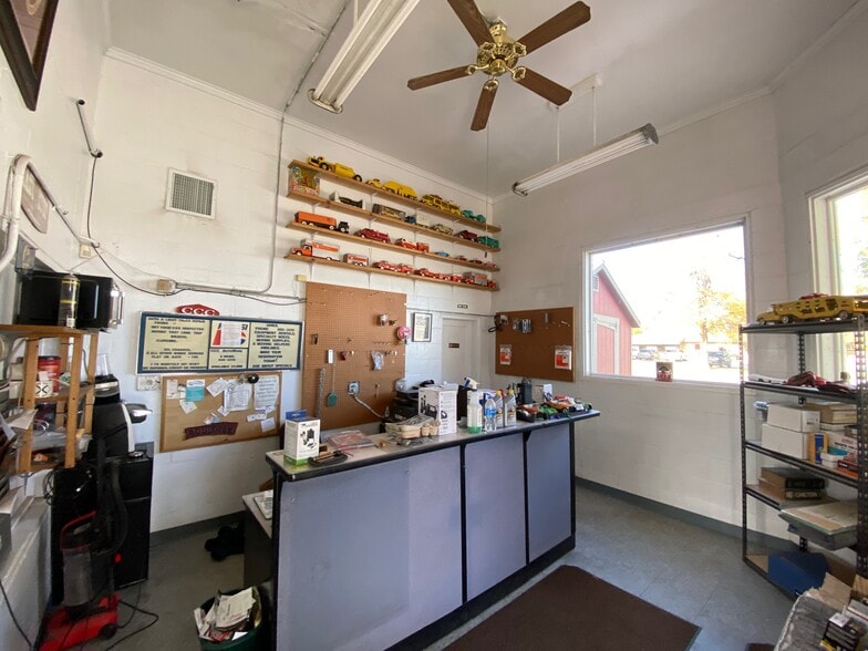More Photos Of 320 N Federal Blvd, Riverton Auto Repair For Sale