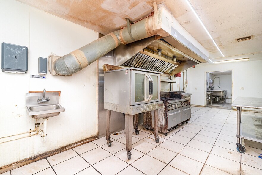 More Photos Of 2516 S Sanford Ave, Sanford Convenience Store For Sale