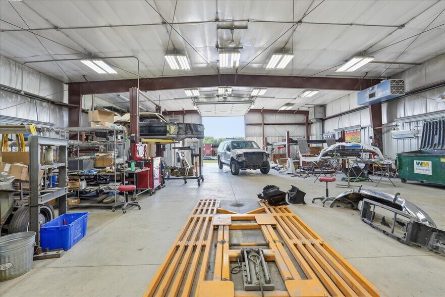 More Photos Of 590 Commercial Ave, Waterloo Auto Repair For Sale