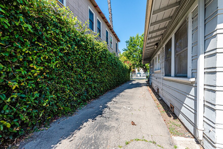 More Photos Of 1130 N Beachwood Dr, Los Angeles Land For Sale