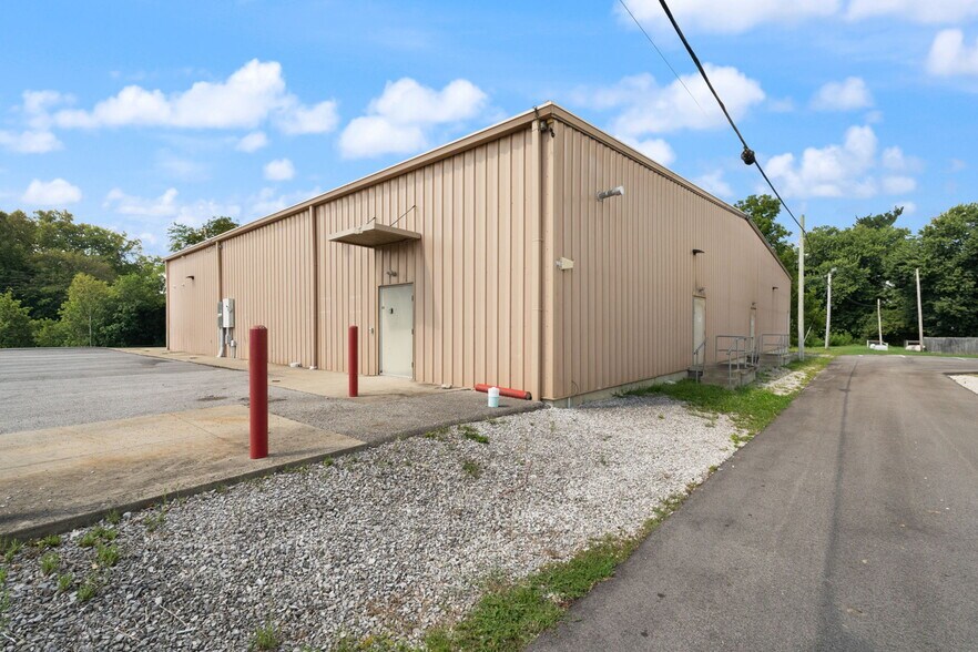 More Photos Of 109 W Water St, Borden Freestanding For Sale