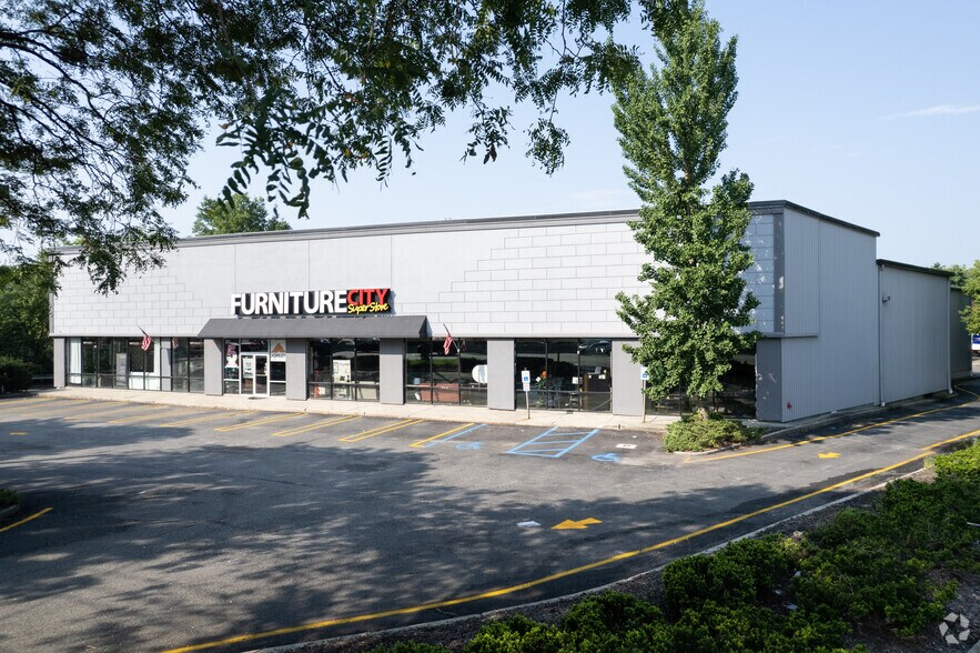 More Photos Of 557 N State Route 17 S, Paramus Freestanding For Lease