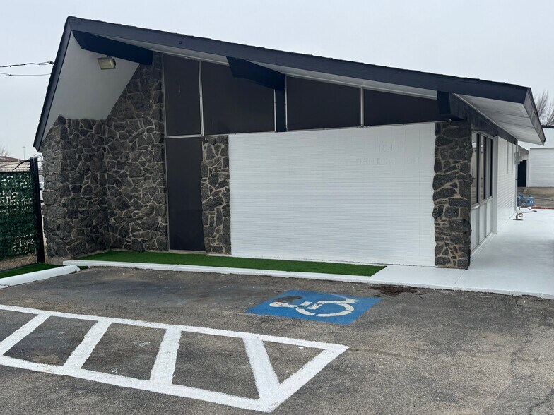 Primary Photo Of 11641 Denton Dr, Dallas Showroom For Lease