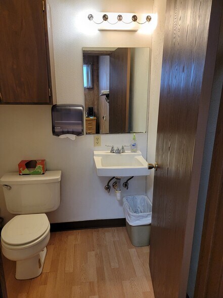 More Photos Of 532 Oregon Way, Longview Auto Repair For Lease