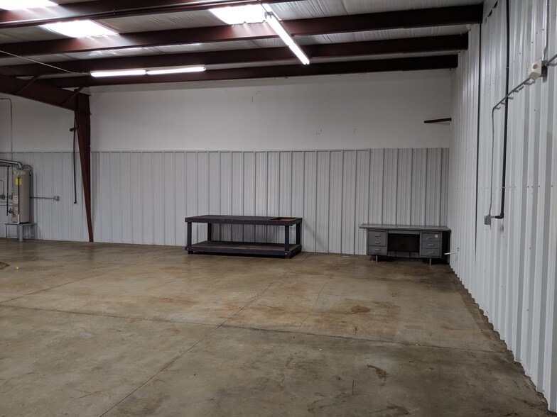 More Photos Of 621-633 N Kessler St, Wichita Showroom For Lease