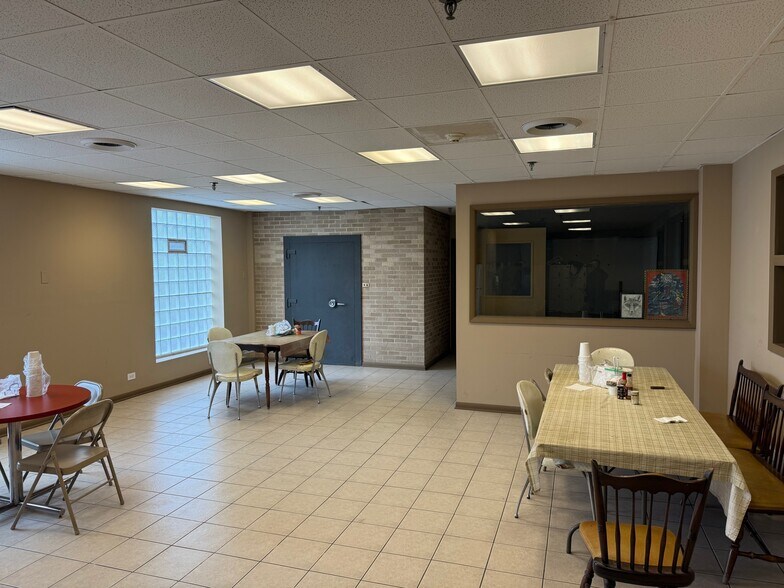 More Photos Of 4949 N Western Ave, Chicago Warehouse For Lease