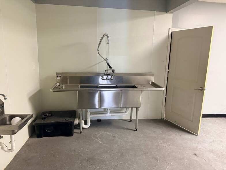 More Photos Of 511 Industrial Mile Rd, Columbus Warehouse For Sale