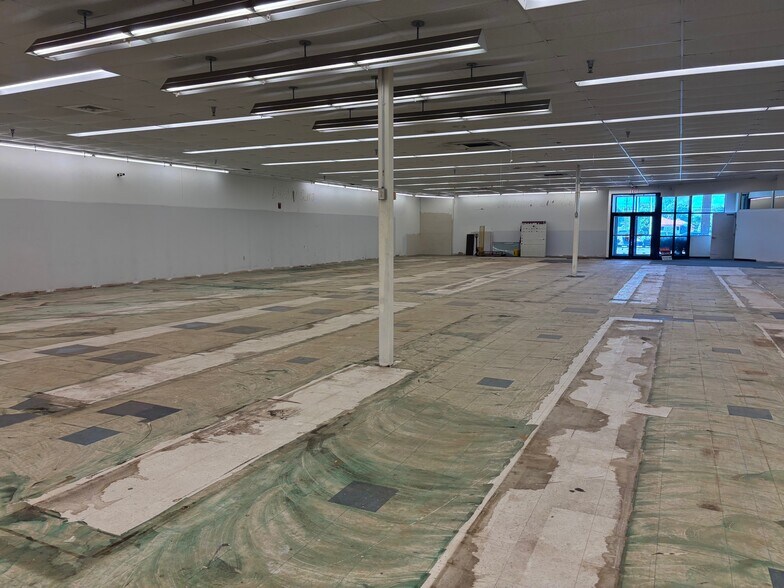 More Photos Of 427-429 W McIntyre St, Mullins Unknown For Lease