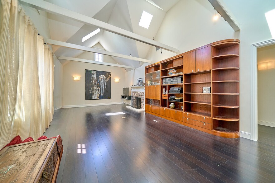 More Photos Of 1321-1325 Abbot Kinney Blvd, Venice Freestanding For Sale