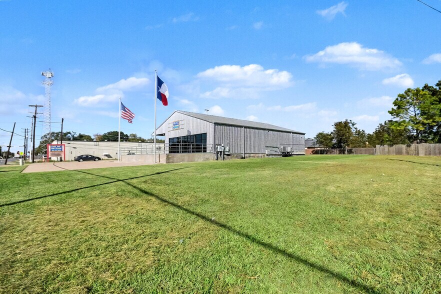 More Photos Of 110 N Walker St, Angleton Warehouse For Lease