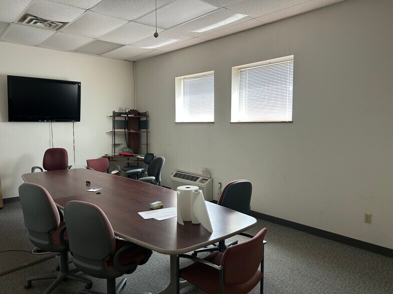 More Photos Of 555 29th St W, Charleston Service For Lease