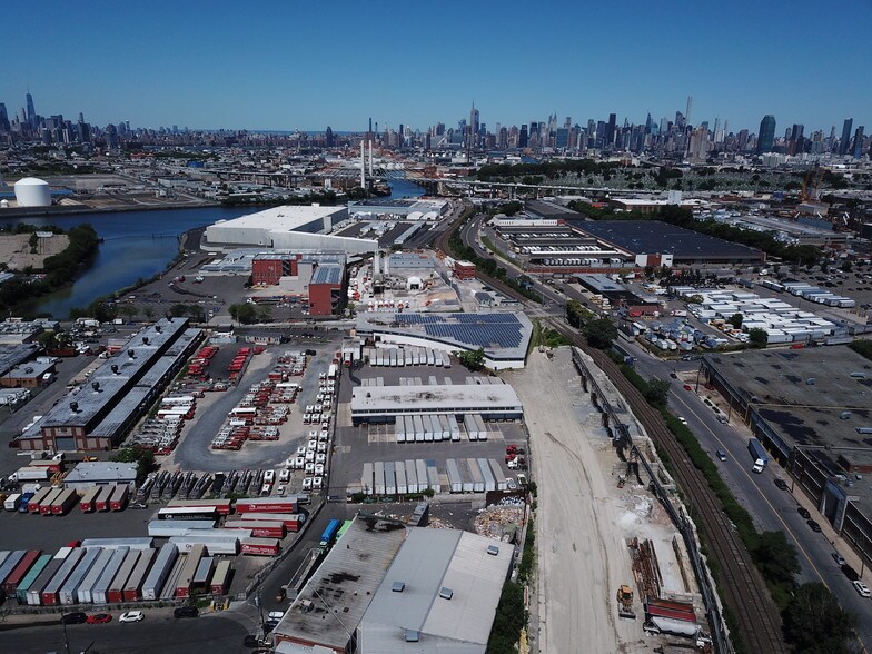 More Photos Of 1 Railroad Pl, Maspeth Warehouse For Lease