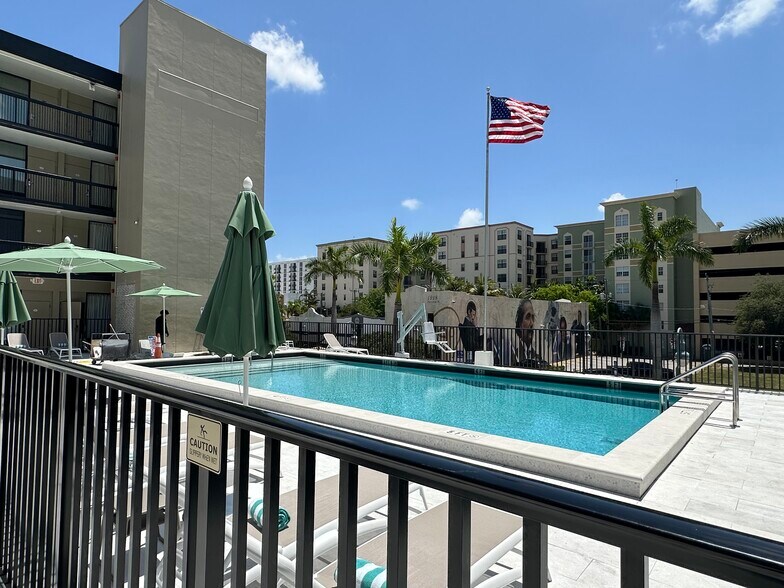 More Photos Of 1925 Harrison St, Hollywood Hotel For Lease