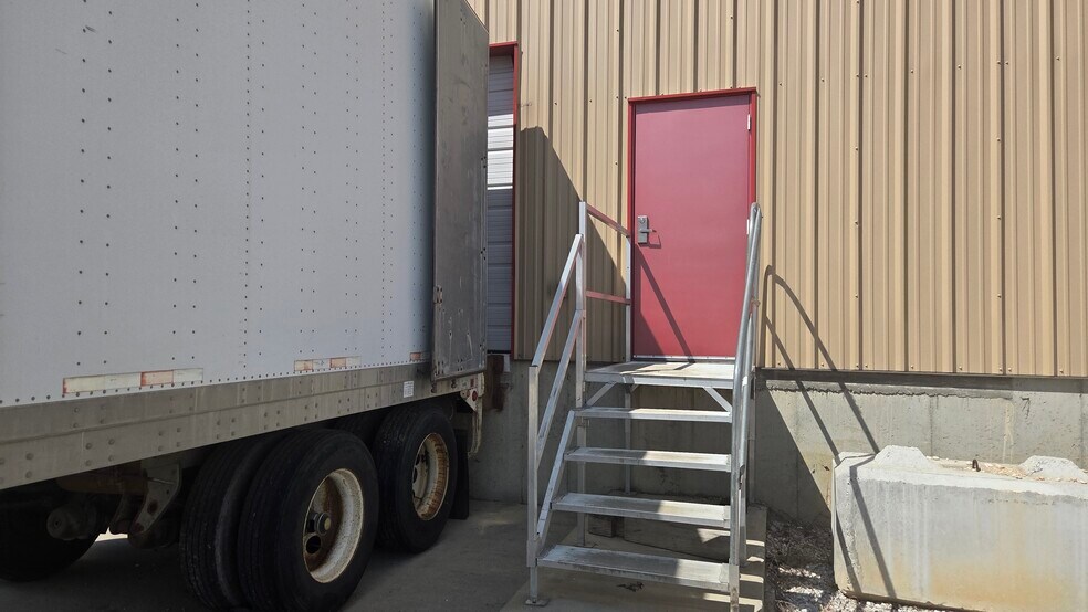 More Photos Of 15 Cooperative Way, Wright City Industrial For Lease