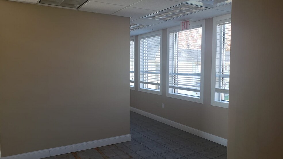 More Photos Of 27 Town Line Rd, Wethersfield Office For Lease