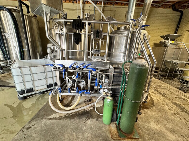 More Photos Of 585 E Thompson Blvd, Ventura Restaurant For Sale