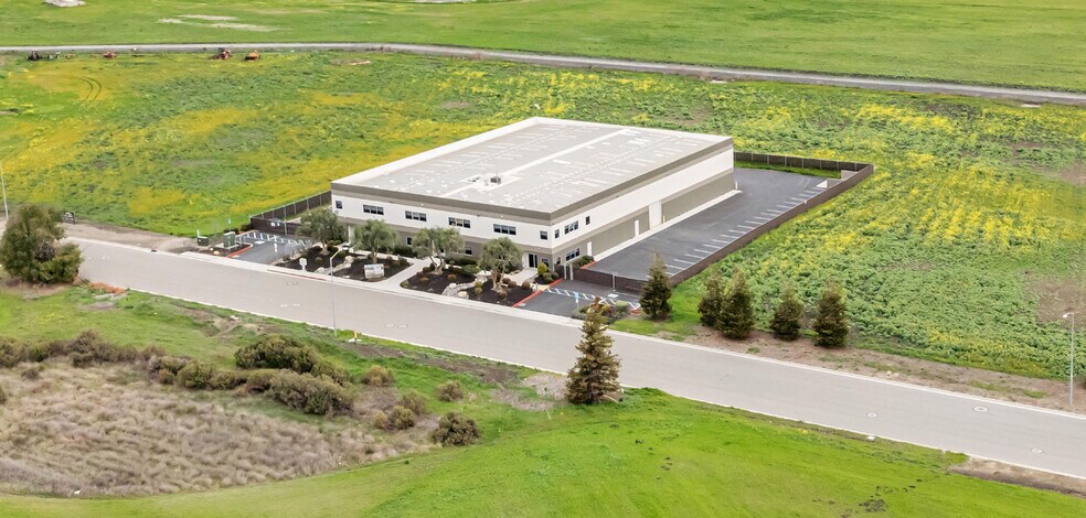 More Photos Of 1851 Airway Dr, Hollister Industrial For Lease