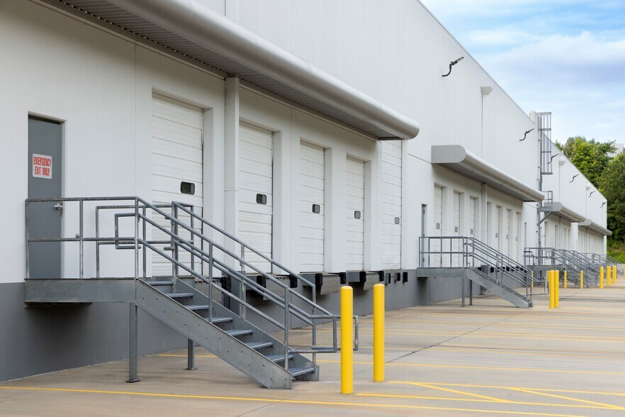 More Photos Of 3640 Royal South Pky, Atlanta Warehouse For Lease