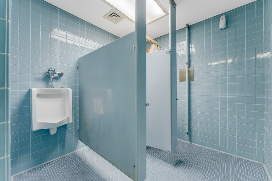 More Photos Of 214 Merchant St, Fairmont Bank For Sale