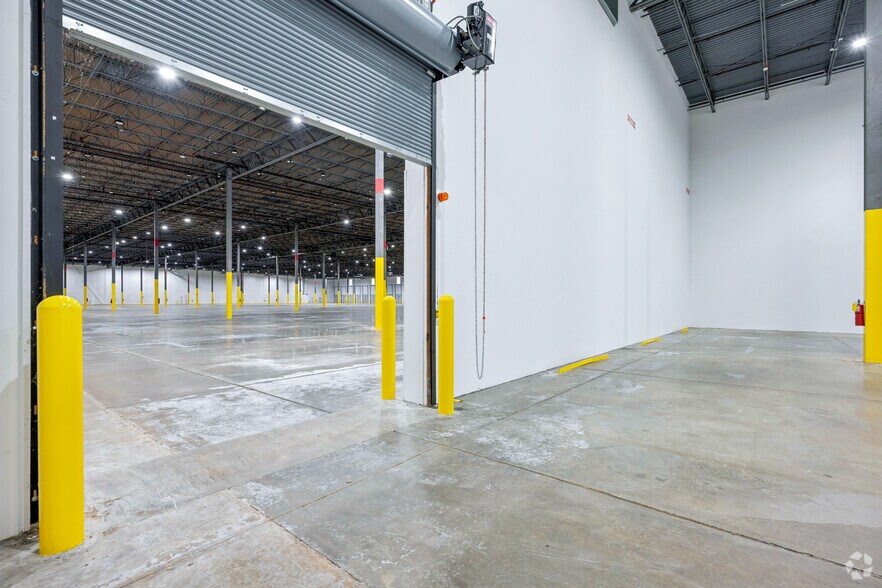 More Photos Of 125 Southside Ct, McDonough Distribution For Lease
