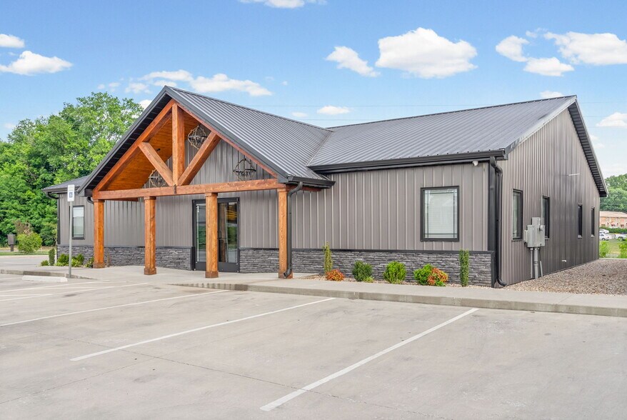More Photos Of 159 Darlene Dr, Clarksville Office For Lease