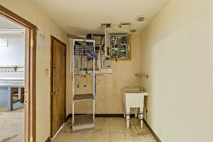 More Photos Of 3806 E Rio Grande St, Victoria Warehouse For Sale