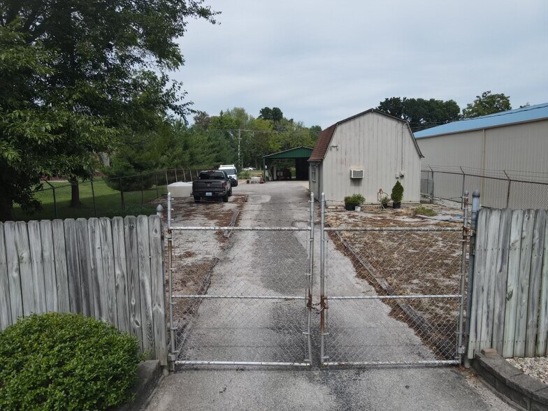 More Photos Of 910 Industrial Blvd, New Albany Flex For Sale