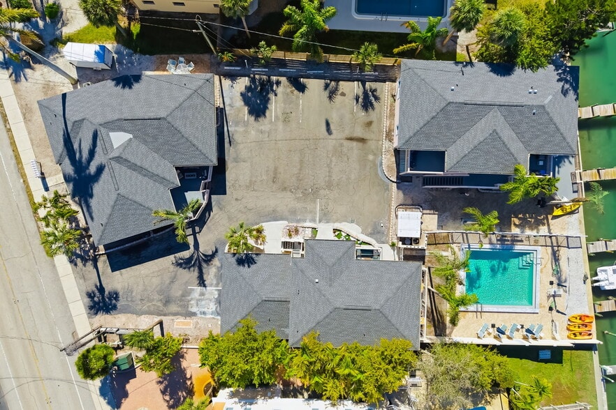 More Photos Of 9022 Midnight Pass Rd, Sarasota Apartments For Sale