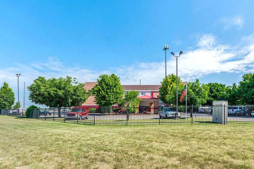 More Photos Of 658 S Westdale Dr, Wichita Hotel For Sale