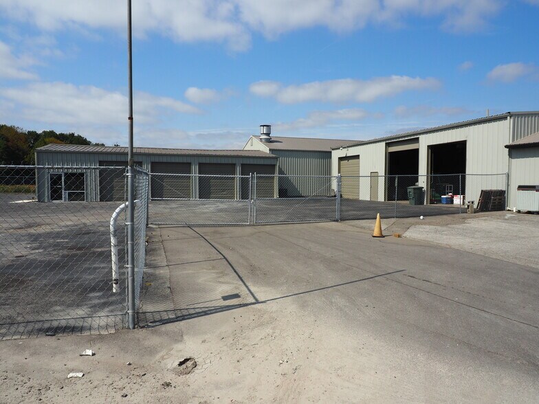More Photos Of 9430 N Karen Dr, Mooresville Light Distribution For Lease