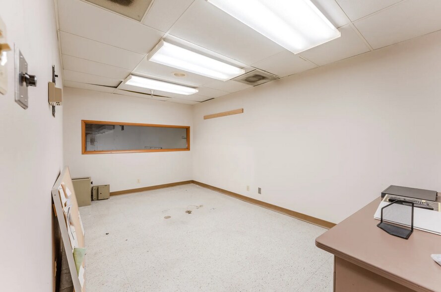 More Photos Of 4500 Commercial St SE, Salem Freestanding For Lease