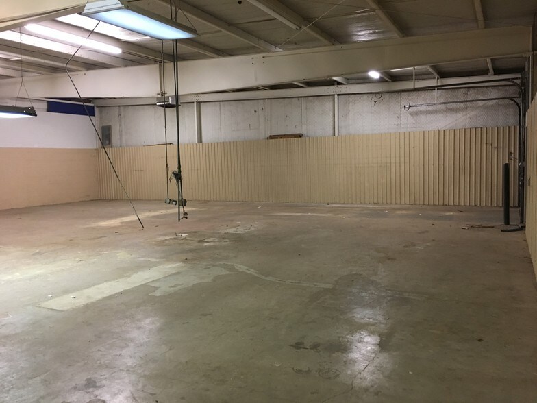 More Photos Of 2006 50th St, Lubbock Flex For Lease
