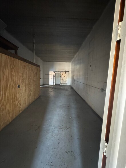 More Photos Of 1002 SE 9th St, Cape Coral Service For Lease