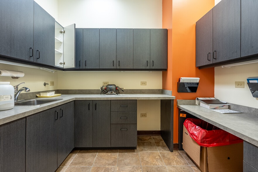 More Photos Of 644 Sheridan Rd, Winthrop Harbor Unknown For Lease