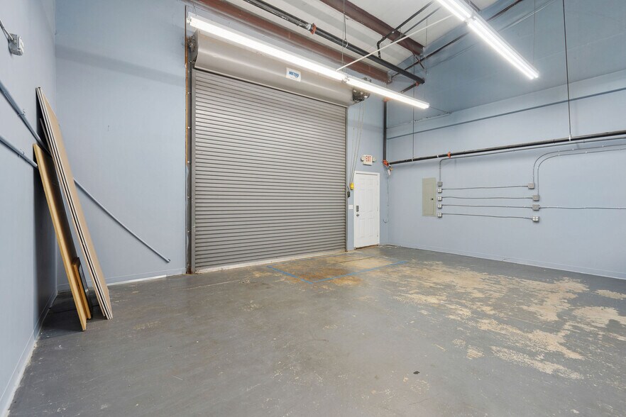 More Photos Of 4922 Port Royal Rd, Spring Hill Showroom For Lease