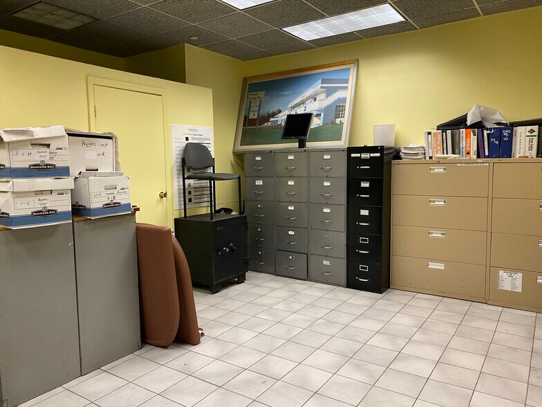 More Photos Of 31 N Bridge St, Staten Island Freestanding For Lease