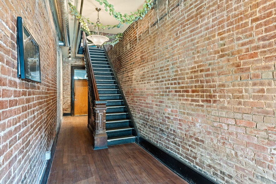 More Photos Of 134 Spring St, Jeffersonville Bar For Sale