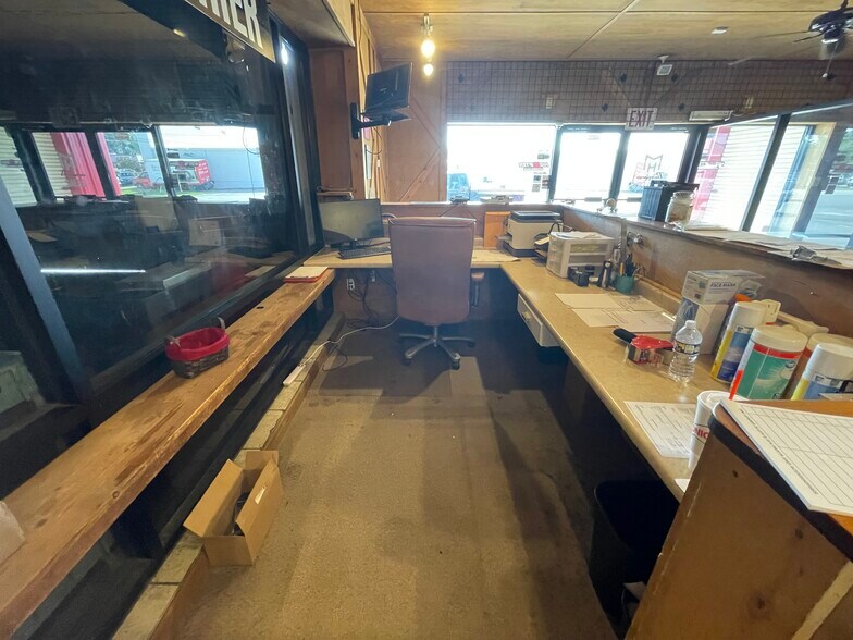 More Photos Of 433 S Main St, Swainsboro Showroom For Sale