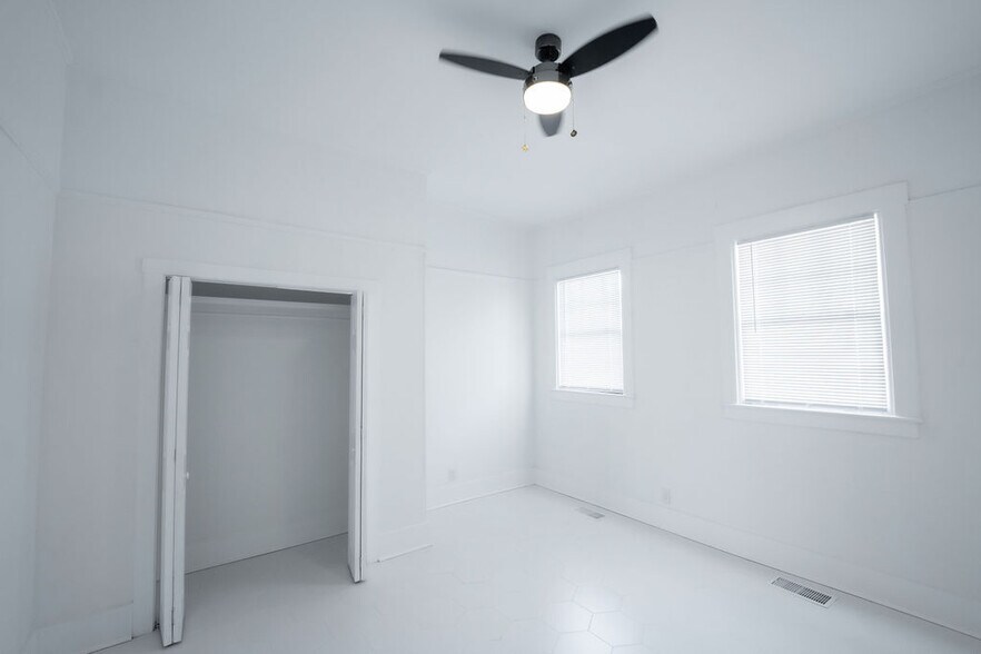 More Photos Of 306 E Victory Dr, Savannah Apartments For Sale