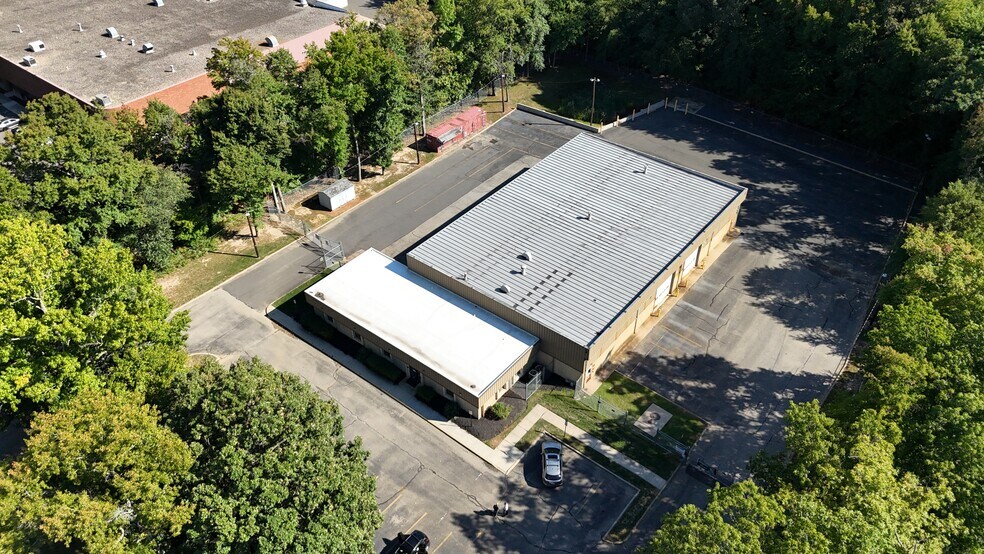 More Photos Of 111 Connecticut Dr, Burlington Warehouse For Lease