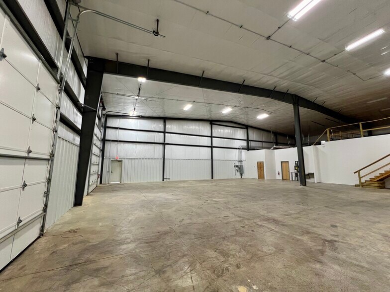 More Photos Of 185 Airport Rd, Fayetteville Warehouse For Lease