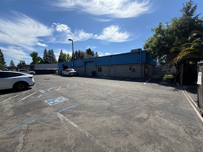 More Photos Of 2740 N Sunnyside Ave, Fresno Warehouse For Lease