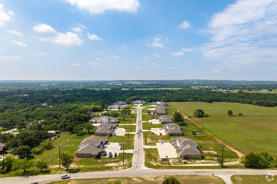 More Photos Of 113 North Park Ct, Springtown Apartments For Sale