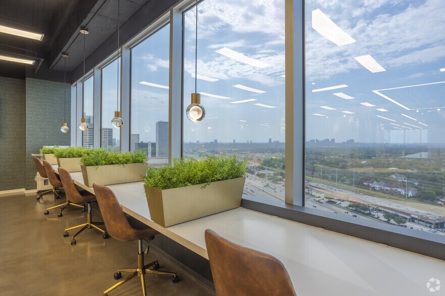 More Photos Of 24 Greenway Plz, Houston Office For Lease