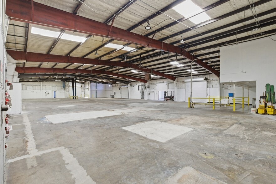 More Photos Of 1119 S Commercial Blvd, Arlington Warehouse For Lease