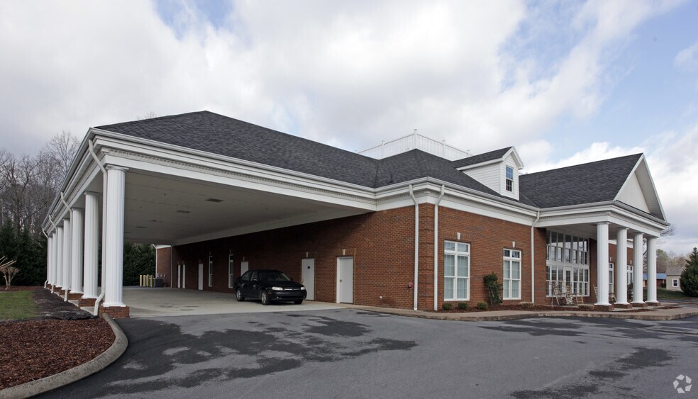 More Photos Of 300 N Tennessee Ave, Etowah Funeral Home For Sale
