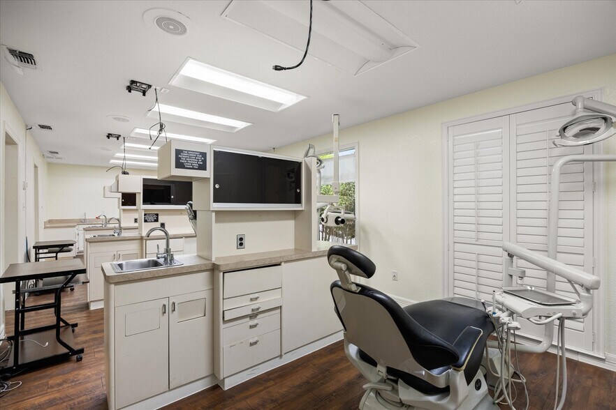 More Photos Of 310 W Bluff St, Granbury Office For Sale